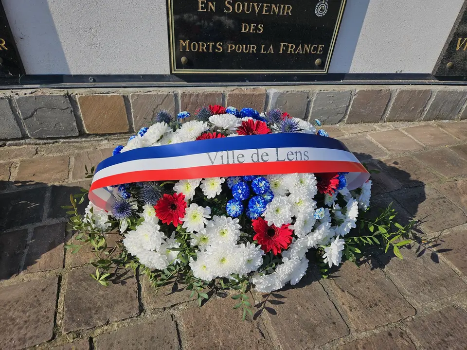Gerbe Ville de Lens déposée devant un monument aux morts