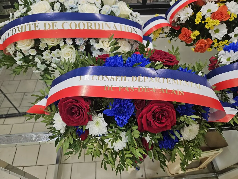 Plusieurs gerbes tricolores préparées en boutique