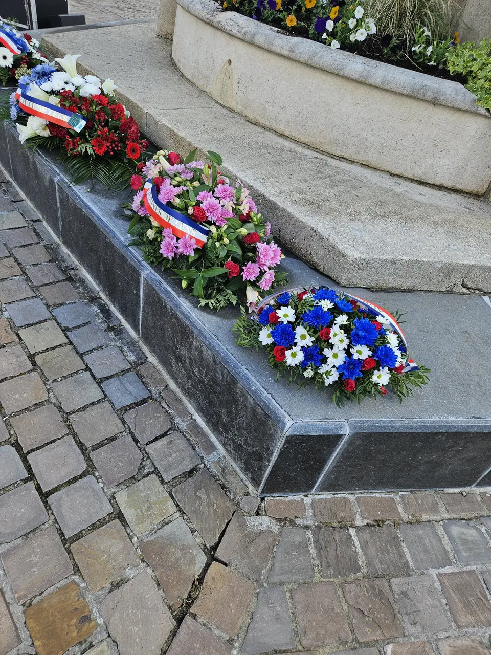 Gerbes fleuries déposées au monument aux morts