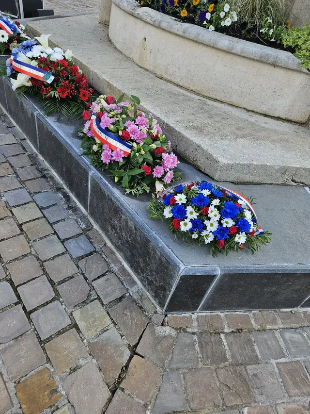Gerbes fleuries déposées au monument aux morts