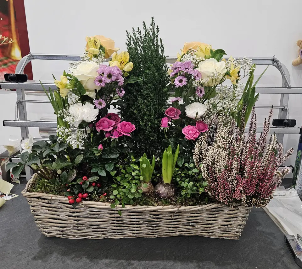 Panier fleuri d'hiver aux tons pastel