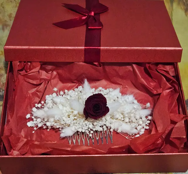 Peigne fleuri de mariée en fleurs séchées et rose éternelle, présenté en coffret