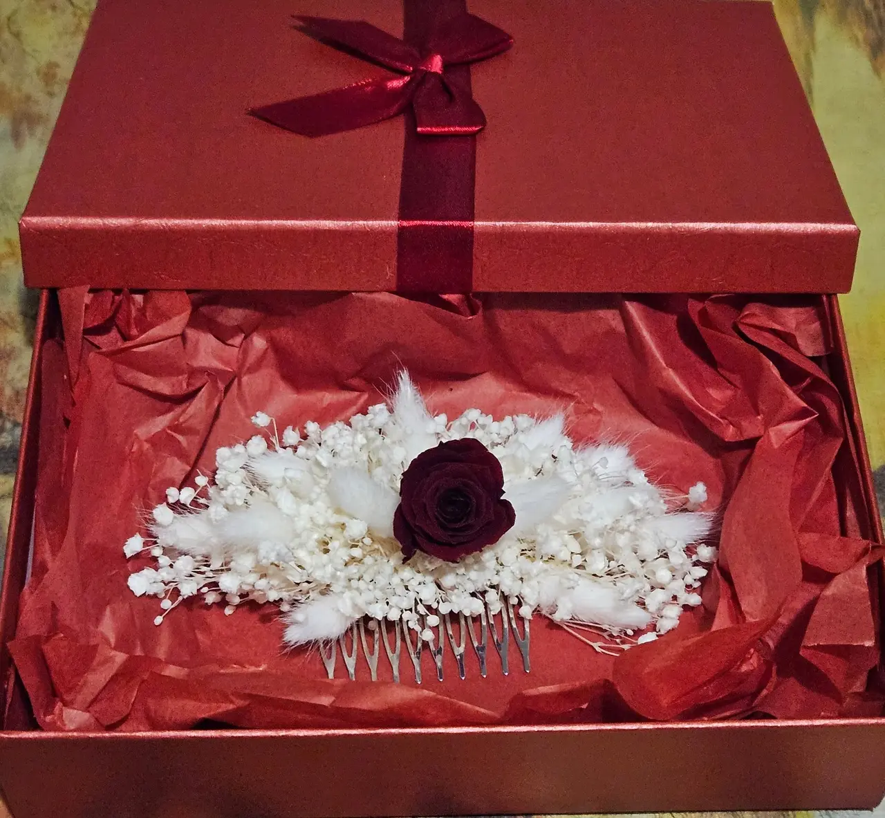 Peigne fleuri de mariée en fleurs séchées et rose éternelle, présenté en coffret