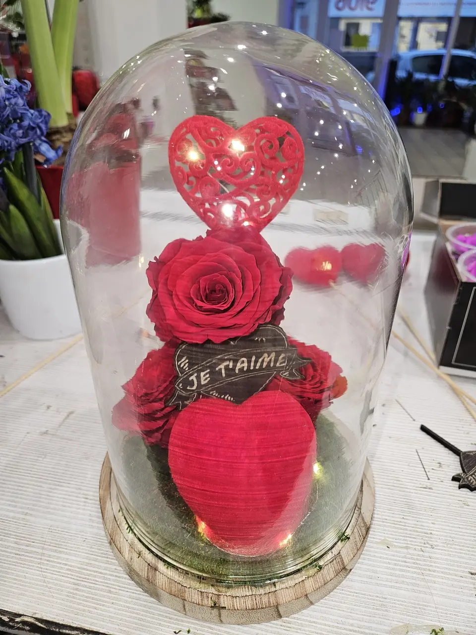 Rose éternelle sous cloche avec cœur lumineux